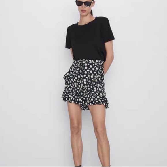 ZARA Daisy Floral Ruffle Hugh Waisted Mini Shorts S - Picture 1 of 7